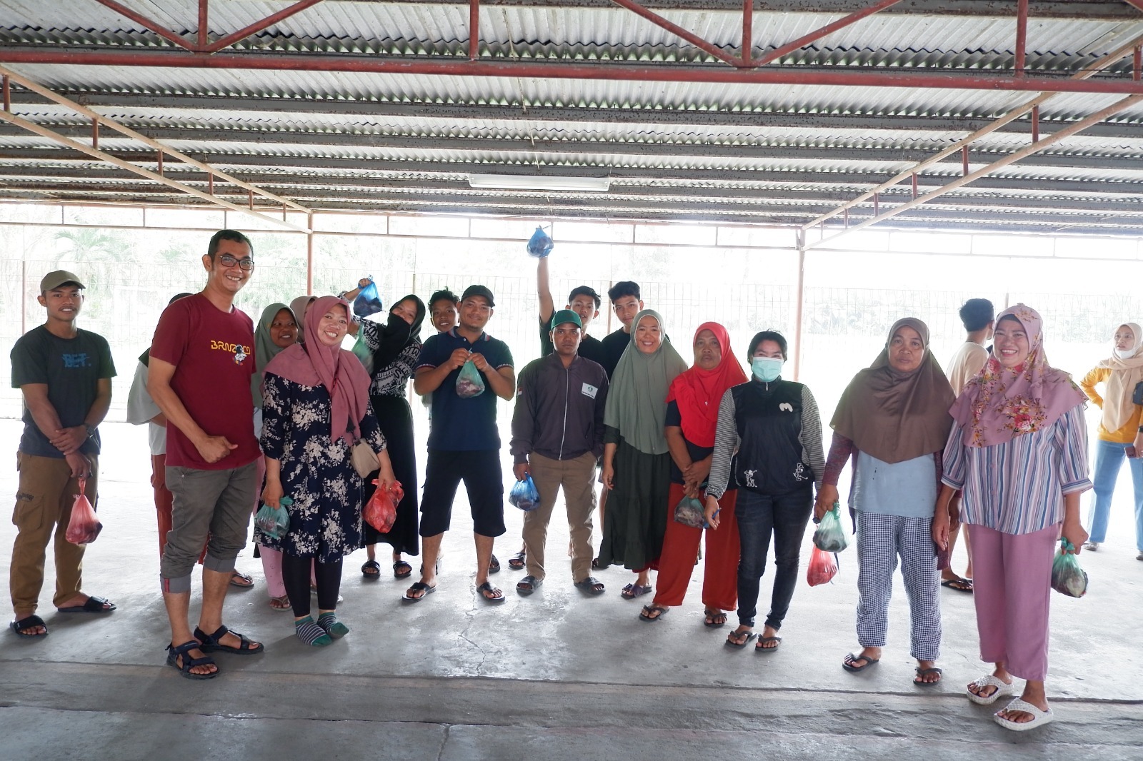Management PT Aqua Fram Nusantara (Regal Spring Indonesia) menyalurkan daging kurban kepada masyarakat. Waspada/ist