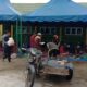 Masyarakat terlihat sibuk mengumpulkan daging yang telah dicincang untuk didistribusikan kepada masyarakat, Senin (17/6/2024). WASPADA/Ariefh