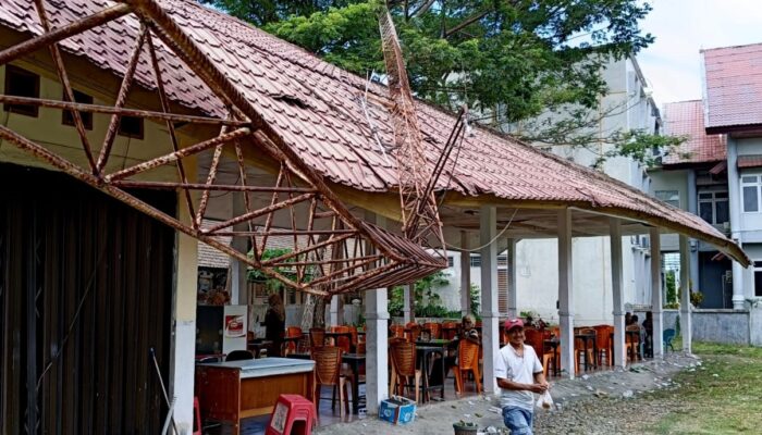 Pemkab Pidie Biarkan Tower Timpa Kantin DW