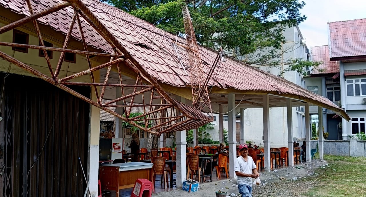 Tower yang roboh tahun lalu belum dievakuasi dan masih menimpa bangunan kantin milik Dharma Wanita (DW) Setdakab Pidie, Selasa (4/6). Waspada/Muhammad Riza