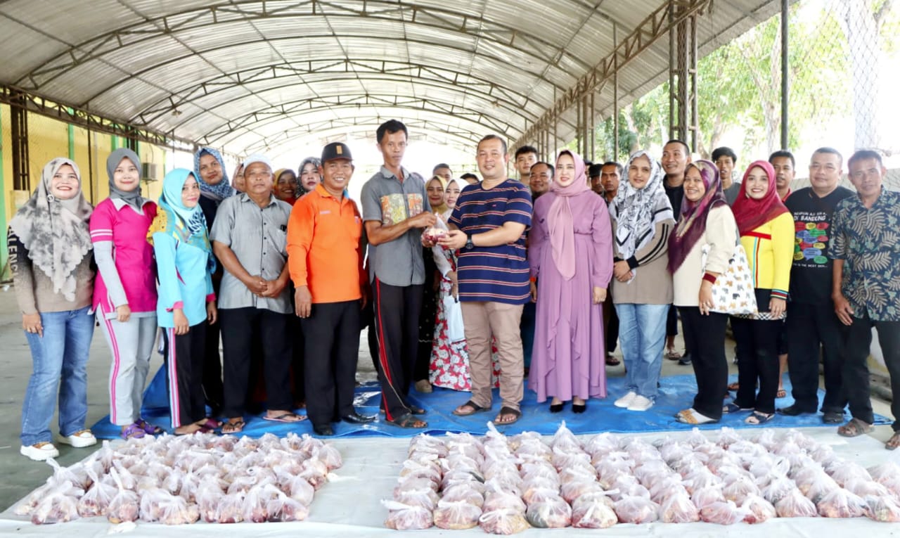 Sekretaris DPRD Sergai Muhammad Fahmi didampingi para Kabag dan ASN DPRD Sergai membagikan daging kurban kepada tenaga kontrak di Sekretariat DPRD Sergai di Sei Rampah, Selasa (18/6) Waspada/Ist.