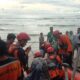Warga Alue Ie Puteh, Kabupaten Aceh Utara ditemukan meninggal dunia terseret arus laut di pantai Lhoknga, Aceh Besar, Selasa (18/6). Sementara satu warga Lamjabat, Kecamatan Meuraxa, Kota Banda Aceh, belum ditemukan. (Waspada/Ist)