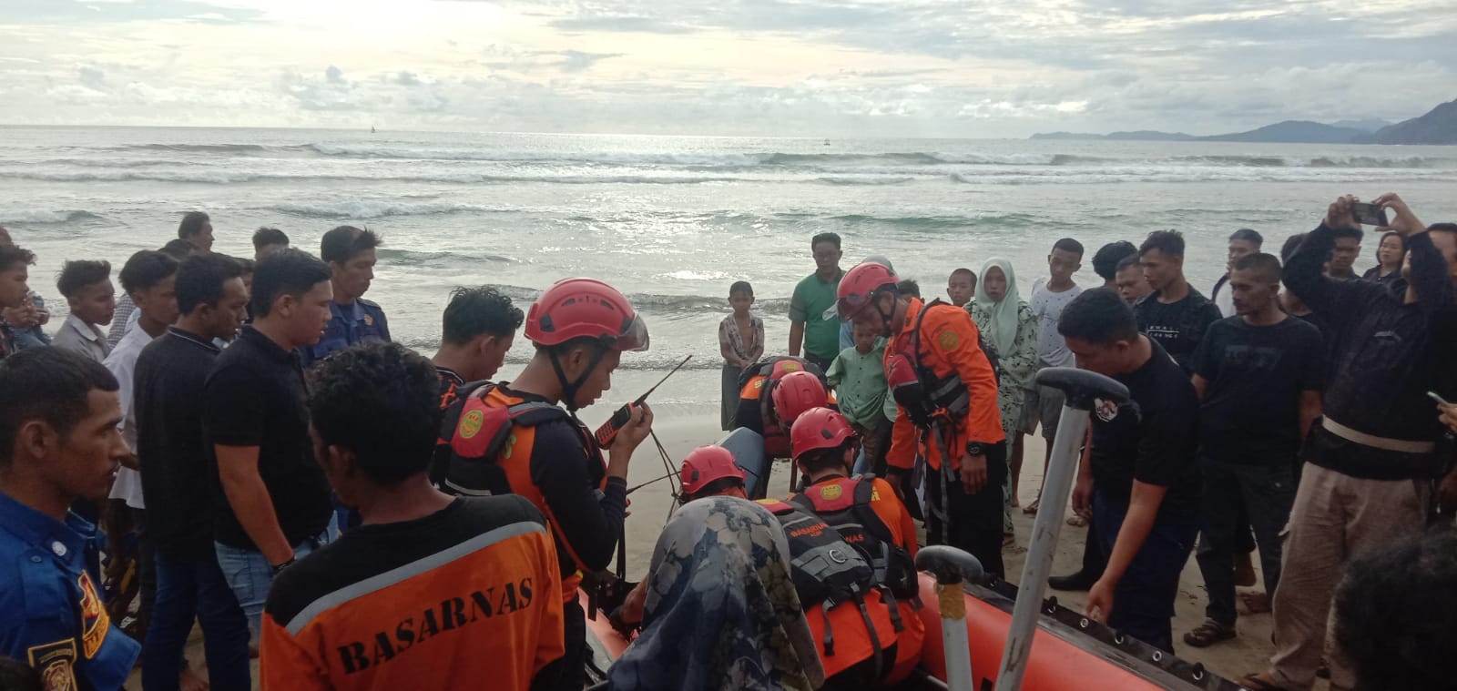 Warga Alue Ie Puteh, Kabupaten Aceh Utara ditemukan meninggal dunia terseret arus laut di pantai Lhoknga, Aceh Besar, Selasa (18/6). Sementara satu warga Lamjabat, Kecamatan Meuraxa, Kota Banda Aceh, belum ditemukan. (Waspada/Ist)