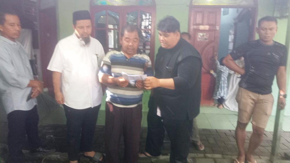 dr H Ade Taufiq: Semangat Berkurban Sejalan Dengan Spirit Alumni Terlihat siswa yang tergabung di bidang kerohanian agama Islam SMAN 7 Medan beserta guru-guru secara kompak dengan semangat menyembelih hewan kurban dan membagikannya kepada yang berhak.(Waspada/Ist)