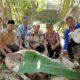 Ketua PWI Deliserdang, Lisbon Situmorang, Sekretaris Edward Limbong dan para peserta kurban berfoto bersama saat hendak proses penyembelihan. (Waspada/ist).