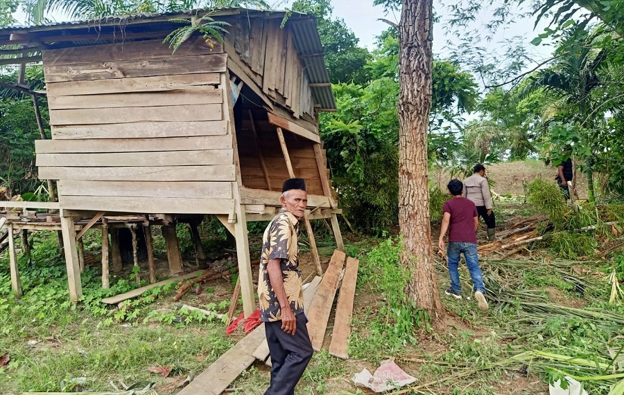 Petugas kepolisian bersama warga melihat rumah warga yang dirusak gajah di Sri Mulya, Peunaron, Aceh Timur, Selasa (18/6). Waspada/H. Muhammad Ishak