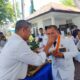 Pj.Bupati Deliserdang Ir.Wiriya Alrahman, MM, menyuapkan nasi upa-upa kepada H. Timur Tumanggor, S.Sos, M.AP usai dilantik sebagai Pj. Wali Kota Padangsidempuan pada acara syukuran dan upa-upa di Rumah Dinas Sekdakab Deliserdang Jl.Negara Lubukpakam, Rabu (19/6). (Waspada/Khairul K Siregar/B)