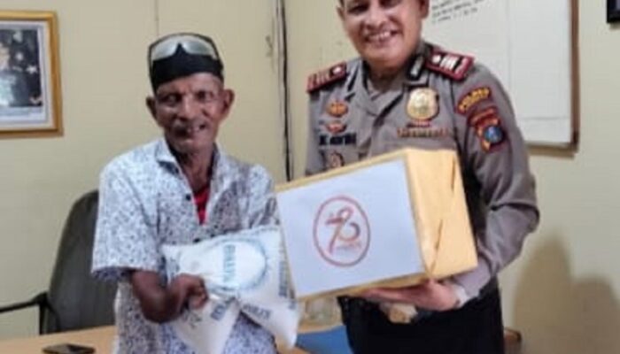 Kapolsek Pangkalansusu Berbagai Dengan Fakir Miskin Dan Penyandang Disabilitas