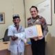 KAPOLSEK Pangkalansusu AKP Zul Iskandar Ginting menyerahkan bantuan kepada warga miskin penyandang disabilitas. Waspada/Asrirrais