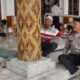Polres Pematangsiantar melalui Kanit Binkamsa Sat Binmas menyampaikan pesan-pesan Kamtibmas dan mengimbau tokoh agama berperan aktif memberikan tausiah kepada jamaah saat patroli rutin sambang Kamtibmas di Masjid Raya, Jl. Masjid, Senin (3/6) siang.(Waspada-Ist).