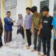 Kepala SMA Negeri 15 Adidarma Banda Aceh, Zulfikar, SE, M.Si menyerahkan daging kurban kepada para siswa di sekolah tersebut, Jalan Pelangi No.23, Gampong Mulia, Kecamatan Kuta Alam, Banda Aceh, Rabu (19/06/2024).(Waspada/T.Mansursyah)