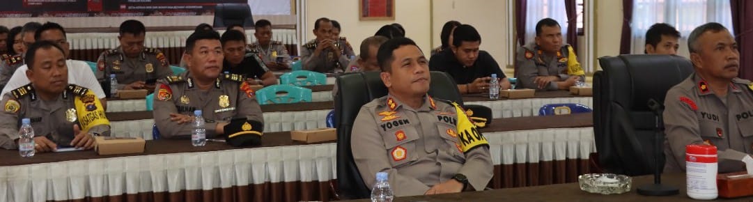 Kapolres Pematangsiantar AKBP Yogen Heroes Baruno (paling kiri) bersama Wakapolres Kompol Ahmad Wahyudi (dua kiri), para Kabag, Kasat, Kasi dan Polsek jajaran mengikuti taklimat awal audit kinerja Itwasum Polri II 2024 serta yang memimpin Kapoldasu Irjen Pol Agung Setia Imam Effendi melalui zoom meeting di aula Widya Satya Brata Mapolres, Rabu (19/6).(Waspada-Ist).