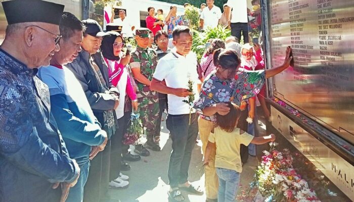 Kenang Tragedi KM Sinar Bangun, Bupati Simalungun Dan Keluarga Korban Ziarah Ke Tigaras
