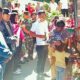 Bupati dan keluarga korban saat ziarah menabur bunga di Monumen KM Sinar Bangun di Tigaras, Selasa (18/6).(Waspada/ist)