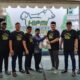 Ketua Umum BPC HIPMI Langsa, M Indra Ibrahim didampingi pengurus saat menyerahkan daging kurban kepada warga, Rabu (19/6). Waspada/Rapian.
