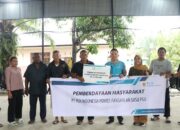 KELOMPOK Ternak Tanjung Pasir terima bantuan dari PLN IP UBP. Waspada/Ist