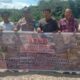 Polsek Lingga Bayu memasang spanduk imbauan Stop Illegal Mining di Sungai Batang Natal. (Waspada/ist)
