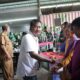 Terlihat Wali Kota Binjai Drs H Amir Hamzah M AP memberikan bingkisan berupa sembako kepada warga. (Waspada/Ist).