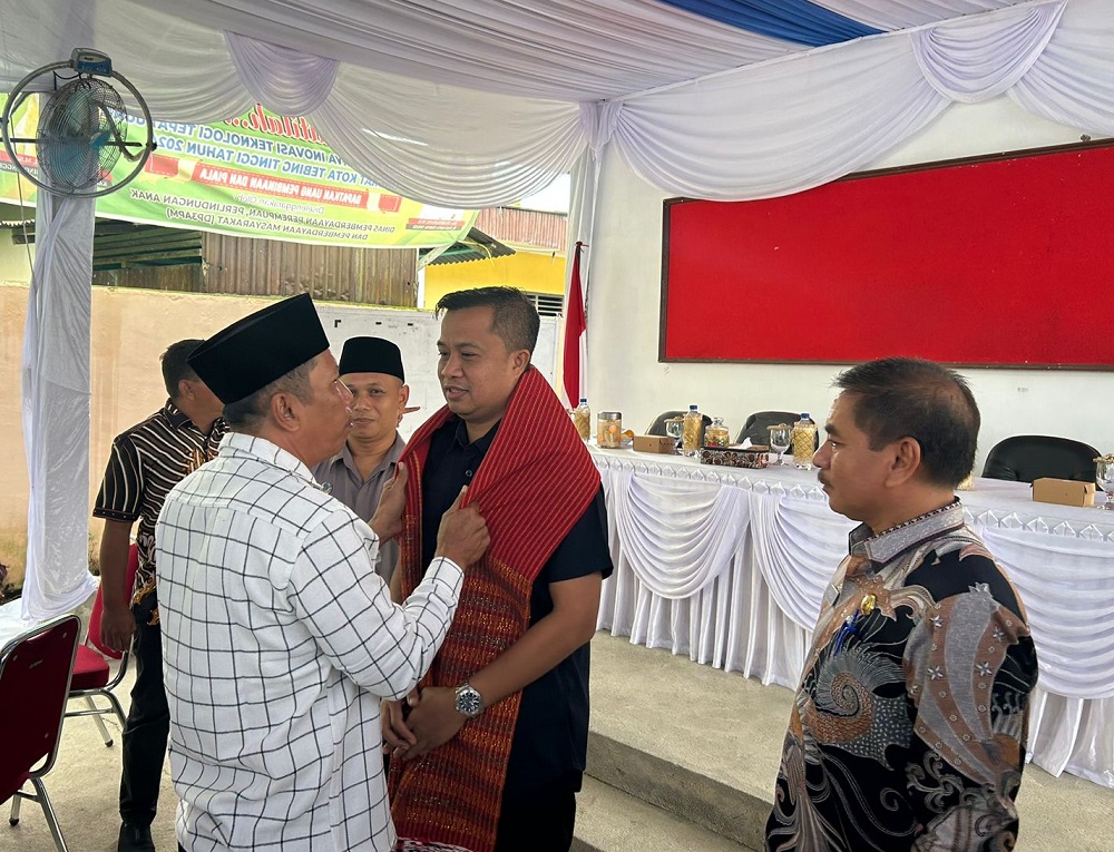 Pj Wali Kota Tebingtinggi, Dr Moettaqien Hasrimi, S.STP, M.Si saat diulosi di Kantor Camat Padang Hulu. Waspada/Kristian Brahmana