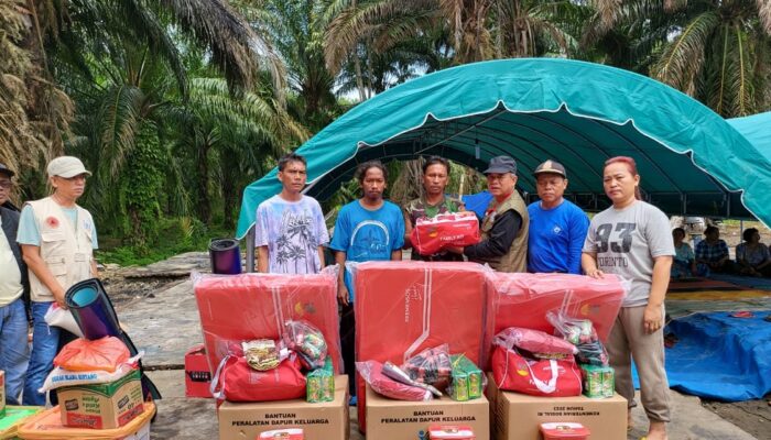 Dinsos Agara Serahkan Bantuan Masa Panik Korban Kebakaran