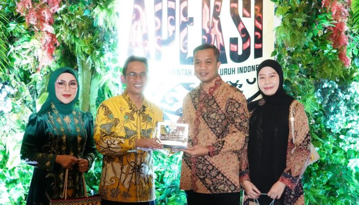 Pj Wali Kota Bertukar Cenderamata Dengan Wali Kota Balikpapan