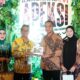 Pj Wali Kota Tebingtinggi, Dr Moetaqqien Hasrimi, S.STP, M.Si bertukar cenderamata dan kerajinan tangan khas kota masing-masing dengan Wali Kota Balikpapan, H Rahmad Mas’ud. Waspada/Ist