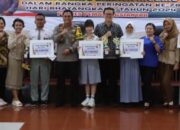 Kapolres AKBP Yogen Heroes Baruno (sebelas kiri) pose bersama pemenang lomba pidato bahasa Inggris dengan tema "Police For The Community" dalam menyambut HUT ke-78 Bhayangkara 2024 di aula Widya Satya Brata Mapolres, Jl. Jend. Sudirman, Kamis (20/6).(Waspada-Ist).