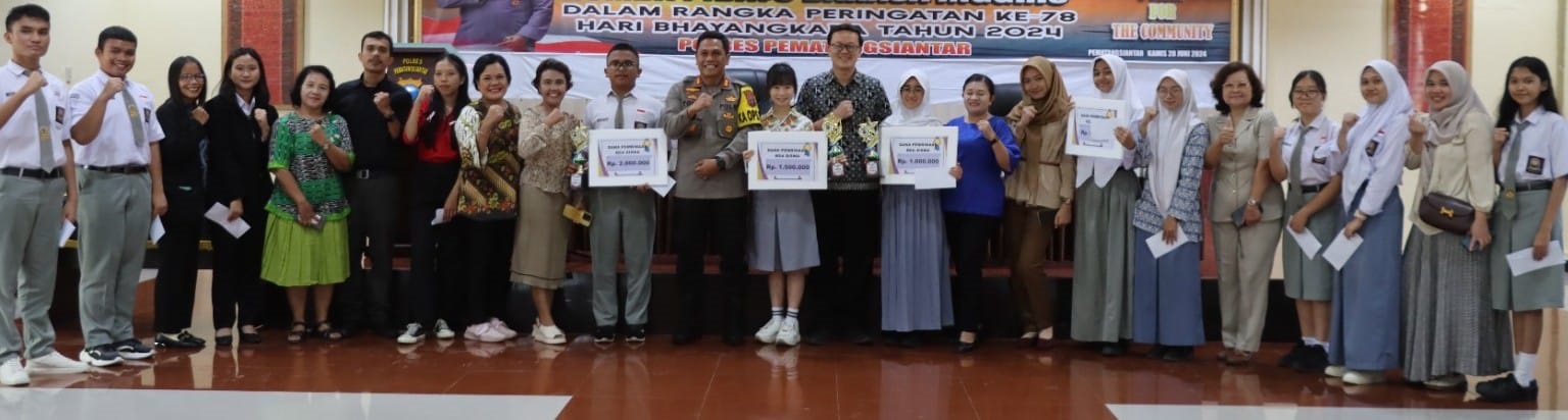 Kapolres AKBP Yogen Heroes Baruno (sebelas kiri) pose bersama pemenang lomba pidato bahasa Inggris dengan tema "Police For The Community" dalam menyambut HUT ke-78 Bhayangkara 2024 di aula Widya Satya Brata Mapolres, Jl. Jend. Sudirman, Kamis (20/6).(Waspada-Ist).