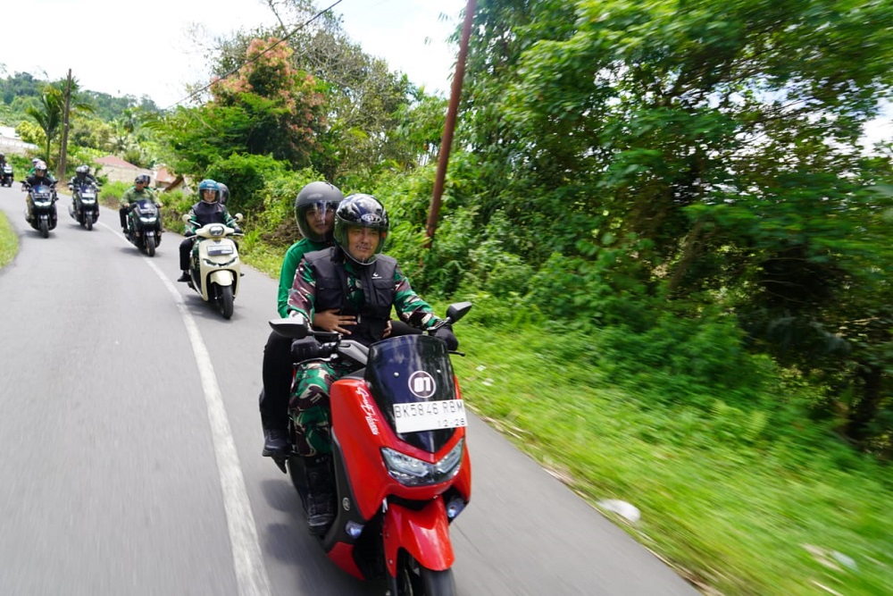 Danrem 022/PT saat menggelar touring dan Baksos dalam rangka menyambut HUT ke-62 Korem 022/PT di Kota Binjai dan Kab. Langkat, Rabu (20/6).(Waspada/ist).
