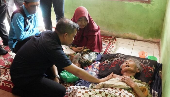 Pj Wali Kota Turun Langsung Salurkan Bantuan Dari Baznas Kepada Masyarakat Kurang Mampu