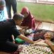 Pj Wali Kota Tebingtinggi, Dr Moettaqien Hasrimi, S.STP, M.Si saat menyalurkan bantuan Baznas kepada masyarakat kurang mampu. Waspada/Kristian Brahmana