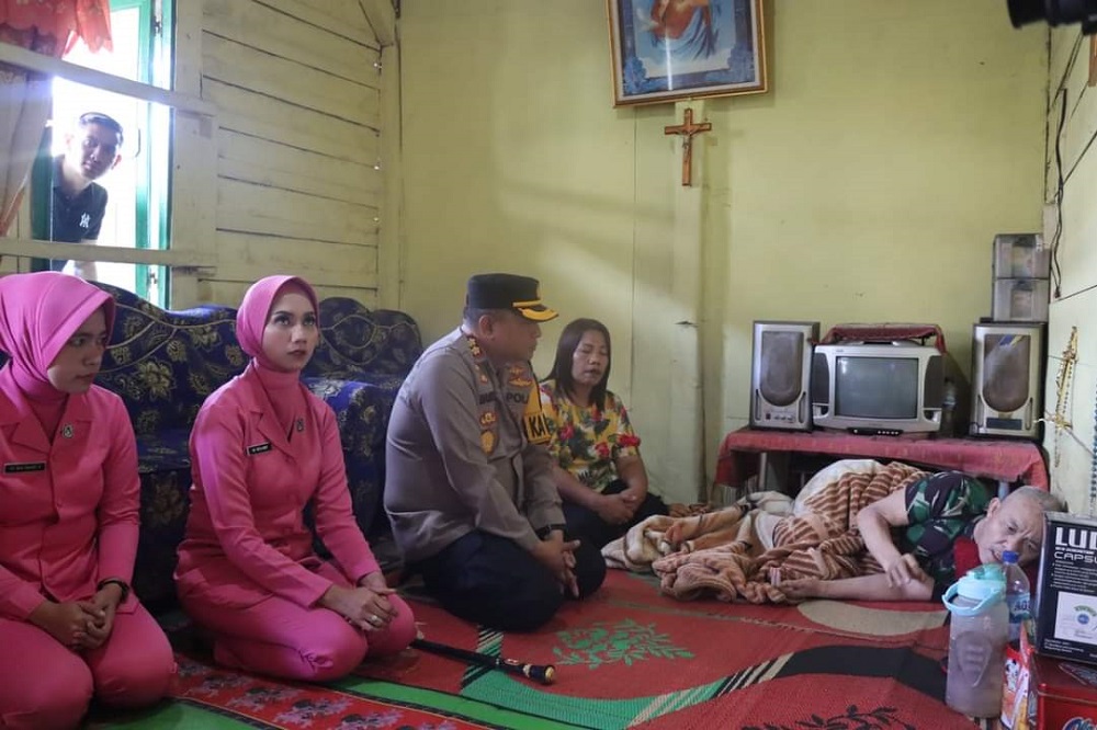 KAPOLRES Humbahas AKBP Hary Ardianto, SH., SIK., MH giat anjangsana ke rumah anggota TNI yang menderita sakit menahun. Waspada/ Ist