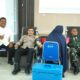 Sekda Aceh Besar Sulaimi mendampingi Kapolres Aceh Besar AKBP Dhani Catra Nugraha saat melakukan donor darah di Aula Satya Haprabu Mapolres, Kota Jantho, Kamis (20/6). (Waspada/Ist)