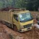 Truk pengangkut sawit hasil tani masyarakat terpuruk di jalan yang rusak di Desa Gading, Kecamatan Barumun Barat. (Waspada/Ist)