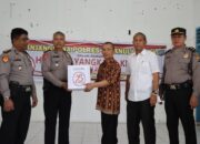 Kabag Ops, Kompol Kondar Simanjuntak mewakili Kapolres Taput AKBP Ernis Sitinjak menyerahkan bantuan sosial berupa paket sembako ke panti jompo Siborongborong dalam rangka menyambut HUT ke-78 Bhayangkara. Waspada/ist