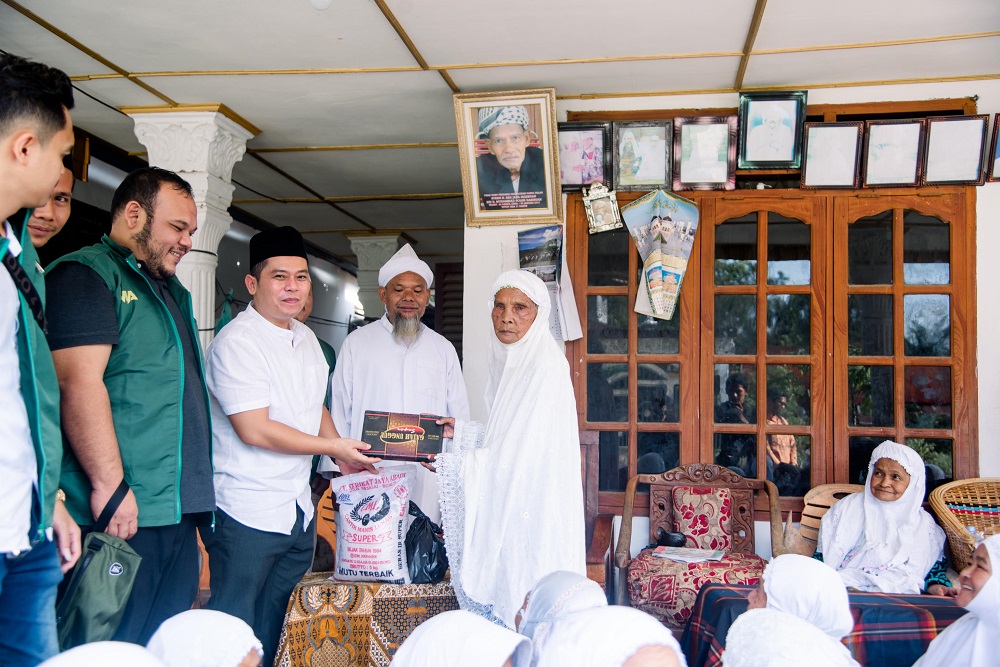Kebiasaan Berbagi, Ciri Orang Beriman Dan Juga Amanah Putra Mahkota Alam Hasibuan, SE, Ketua BPC HIPMI Kabupaten Padanglawas, yang juga Bakal Calon Bupati Palas periode 2024-2029 biasa berbagi, baik dengan orangtua jompo juga warga kurang mampu.(Waspada/Ist)