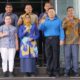 Wali Kota Pematangsiantar Susanti Dewayani (lima kiri depan) pose bersama dengan pihak Unpab dan UMT serta lainnya di halaman Balai Kota, Jl. Merdeka, Jumat (21/6) usai penandatanganan kesepakatan bersama antara Wali Kota dengan Unpab dan UMT di ruang kerja Wali Kota.(Waspada-Ist).