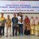 Anggota Komisi III DPR RI, Dr. Hinca Panjaitan, SH, MH, ACCS (4 kiri) foto bersama dengan Rektor UM Tapsel Muhammad Darwis, M.Pd (3 kiri), Dekan FH UM Tapsel, Sutan Siregar, SH, MH (kiri), Dr. Muksana Pasaribu (4 kanan) serta wakil rektor, di Aula Seminar UM Tapsel, Jumat (21/6), Waspada/Mohot Lubis.