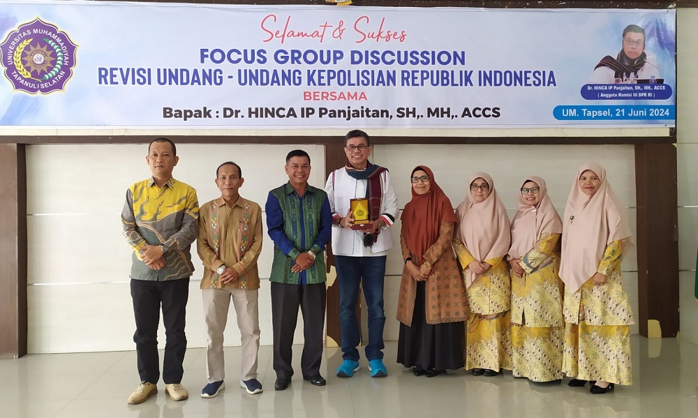 Anggota Komisi III DPR RI, Dr. Hinca Panjaitan, SH, MH, ACCS (4 kiri) foto bersama dengan Rektor UM Tapsel Muhammad Darwis, M.Pd (3 kiri), Dekan FH UM Tapsel, Sutan Siregar, SH, MH (kiri), Dr. Muksana Pasaribu (4 kanan) serta wakil rektor, di Aula Seminar UM Tapsel, Jumat (21/6), Waspada/Mohot Lubis.