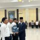Pj Wali Kota Tebingtinggi, Dr Moettaqien Hasrimi, S.STP, M.Si saat menyerahkan SK PPPK Kota Tebingtinggi kepada PPPK yang baru saja dilantik. Waspada/Kristian Brahmana