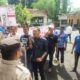 Tampak Ketua PWI Kota Langsa, Putra Zulfirman saat melakukan aksi damai ke Gedung DPRK Langsa menyuarakan menolak draf RUU Penyiaran terkait peliputan investigasi, Senin (3/6). Waspada/Rapian