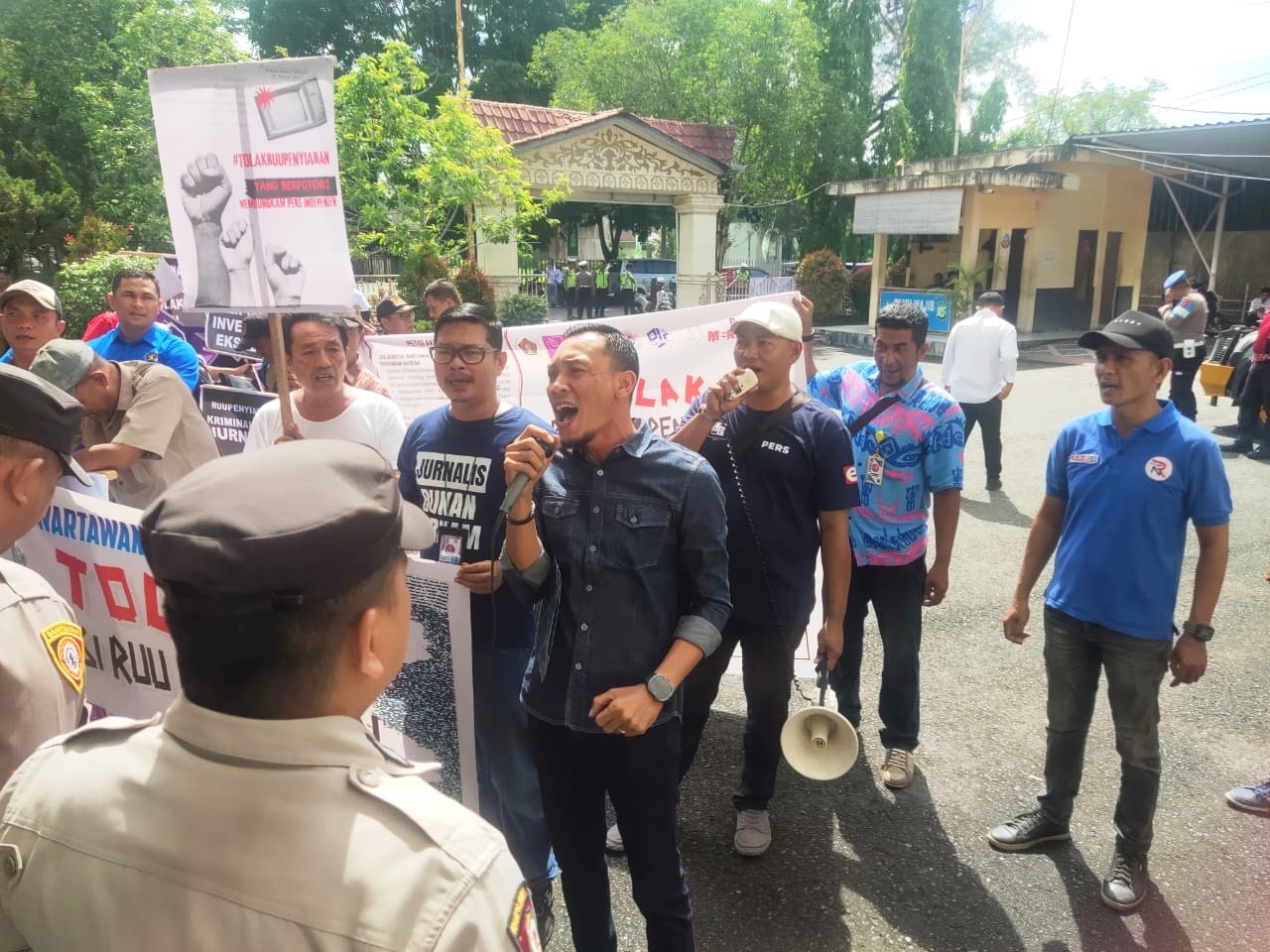 Tampak Ketua PWI Kota Langsa, Putra Zulfirman saat melakukan aksi damai ke Gedung DPRK Langsa menyuarakan menolak draf RUU Penyiaran terkait peliputan investigasi, Senin (3/6). Waspada/Rapian