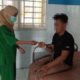 Perawat RS Sultan Sulaiman sedang memberikan obat kepada pasien jiwa.Waspada/ist