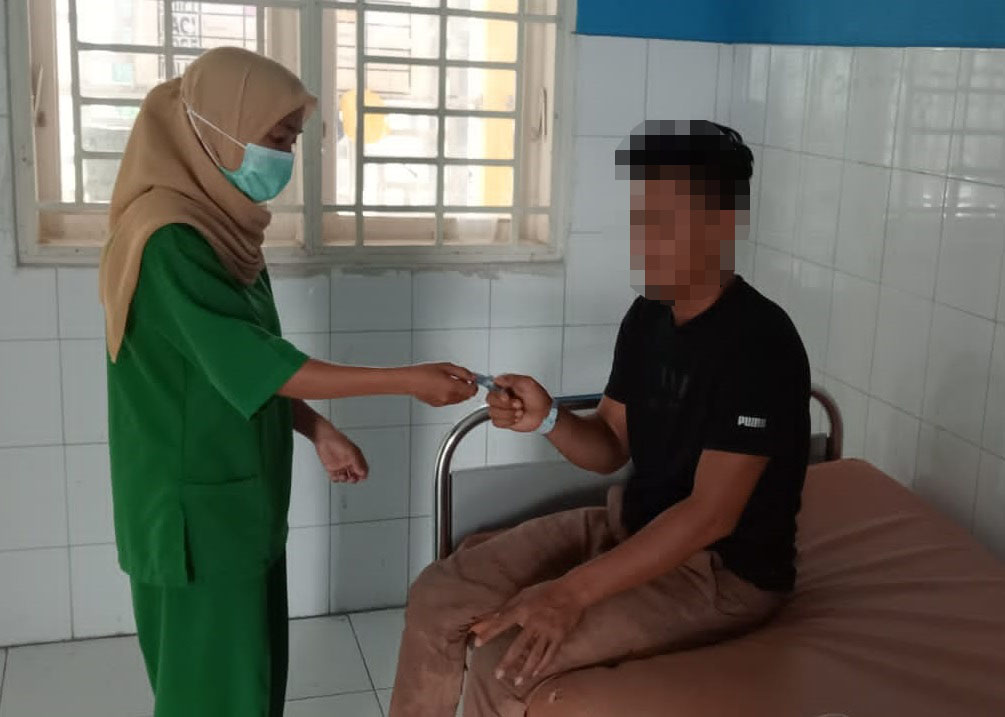 Perawat RS Sultan Sulaiman sedang memberikan obat kepada pasien jiwa.Waspada/ist