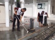 Personel Polsek Baiturrahman sedang membersihkan lantai tempat mengambil wudhu di masjid Gampong Ateuk Pahlawan, Banda Aceh. (Waspada/Ist)