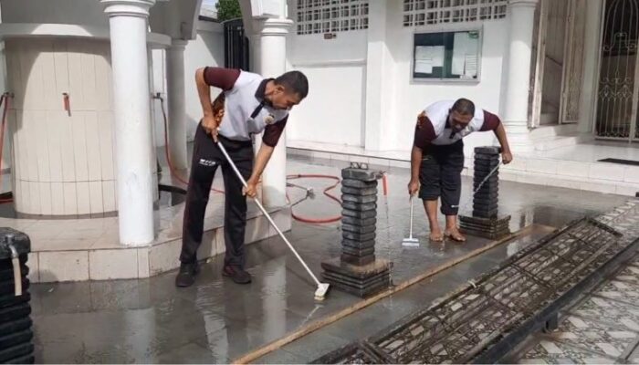 Personel Polsek Baiturrahman Gelar Bakti Religi Di Dua Masjid