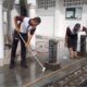 Personel Polsek Baiturrahman sedang membersihkan lantai tempat mengambil wudhu di masjid Gampong Ateuk Pahlawan, Banda Aceh. (Waspada/Ist)