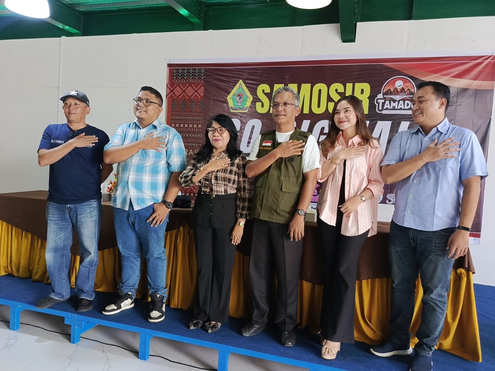 KOMUNITAS Tamado bersama Dinas Koperindag Kab. Samosir saat melaksanakan foto bersama. Waspada/Valen.