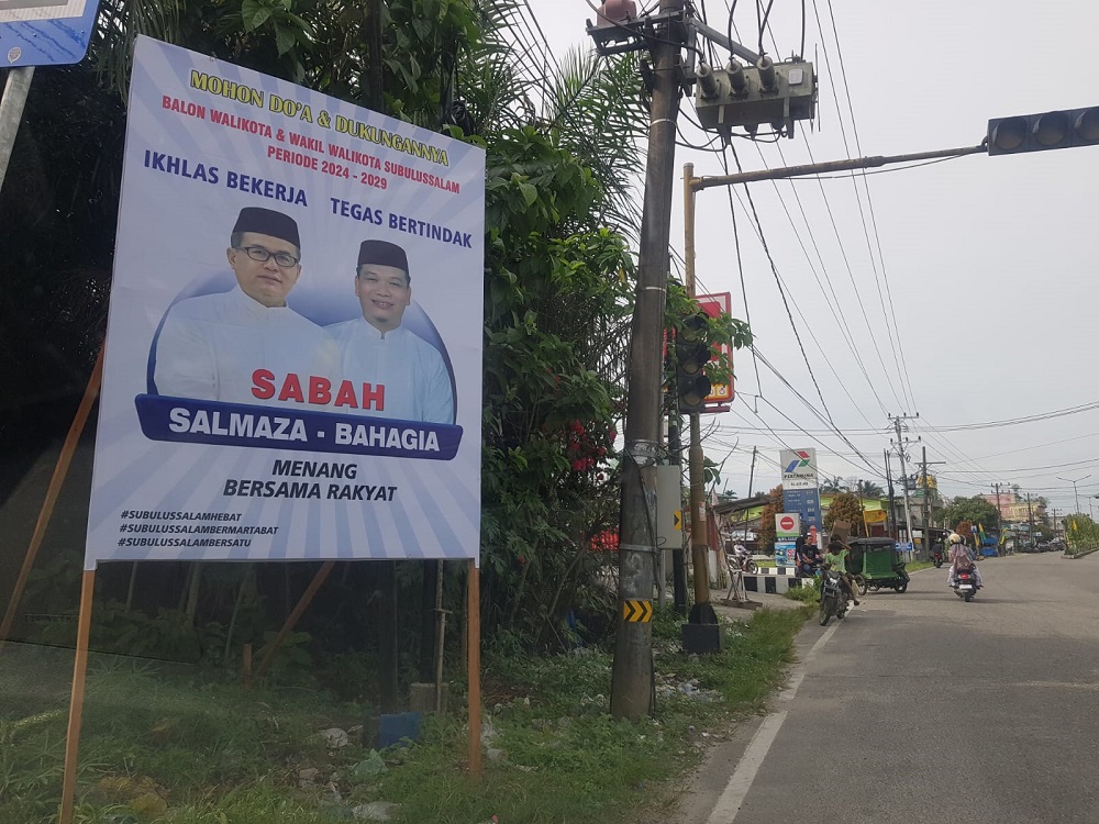 FOTO Bakal Wali Kota dan Wakil Wali Kota Subulussalam terpasang di sejumlah titik Kota Subulussalam. Foto diambil, Senin (24/6). (Waspada/Khairul Boangmanalu)