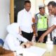 Kasat Lantas Iptu Eko Suhendro, didampingi Kasat Narkoba AKP Yusra, meninjau proses tes urine supir sngkutan umum di Terminak Tipe C Peureulak, Aceh Timur, Senin (24/6). Waspada/H. Muhammad Ishak